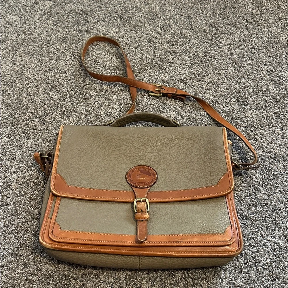Dooney & Bourke Vintage Purse Leather. ( See wear in photos)